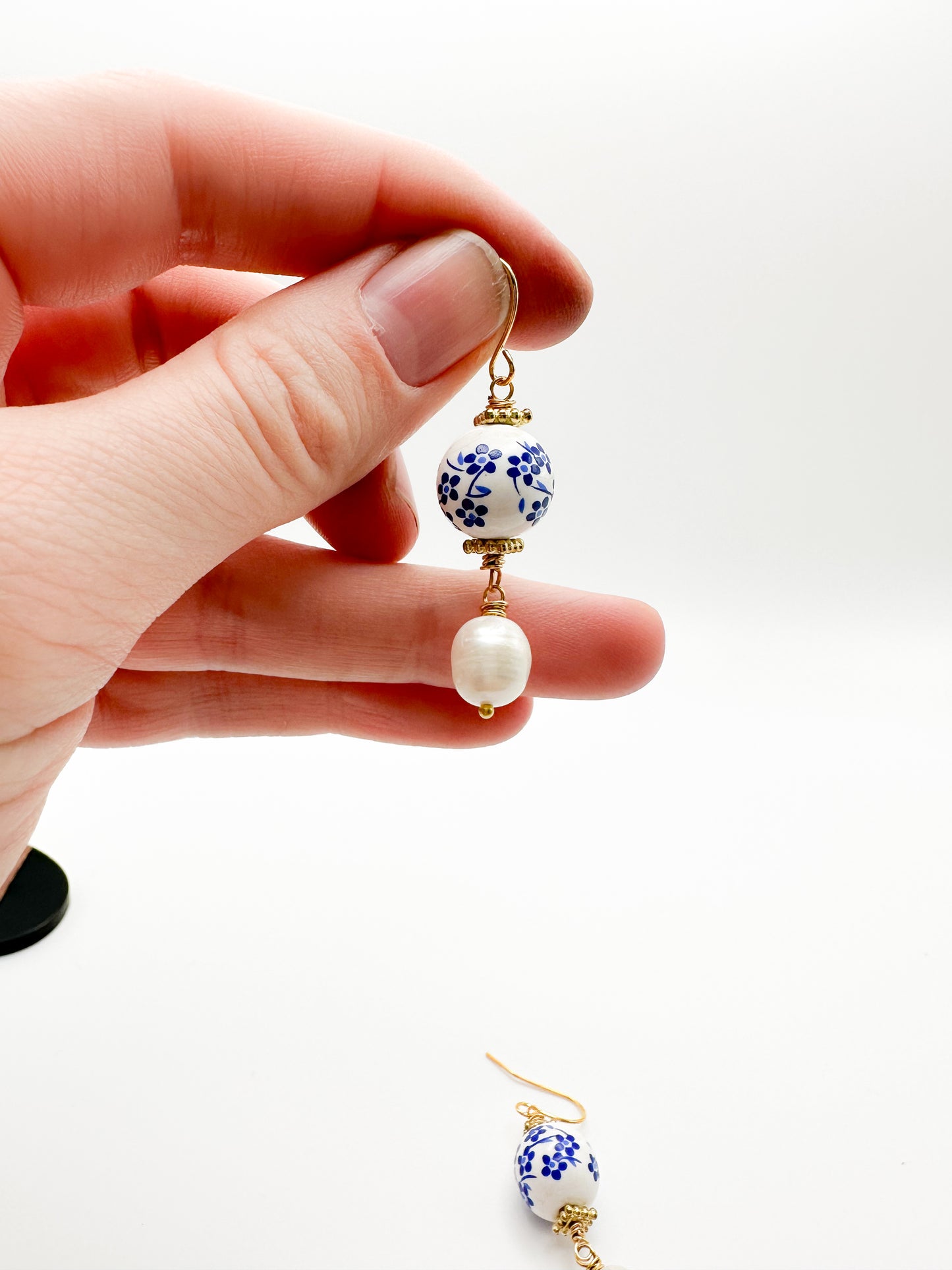 Pearl gemstone with blue and white flower bead