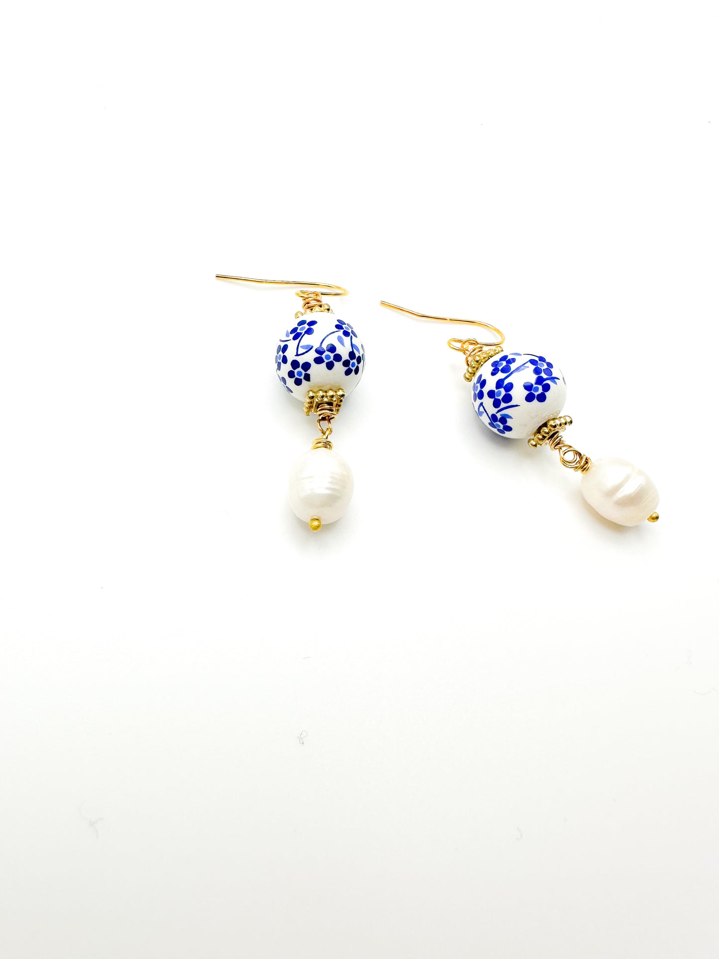 Pearl gemstone with blue and white flower bead