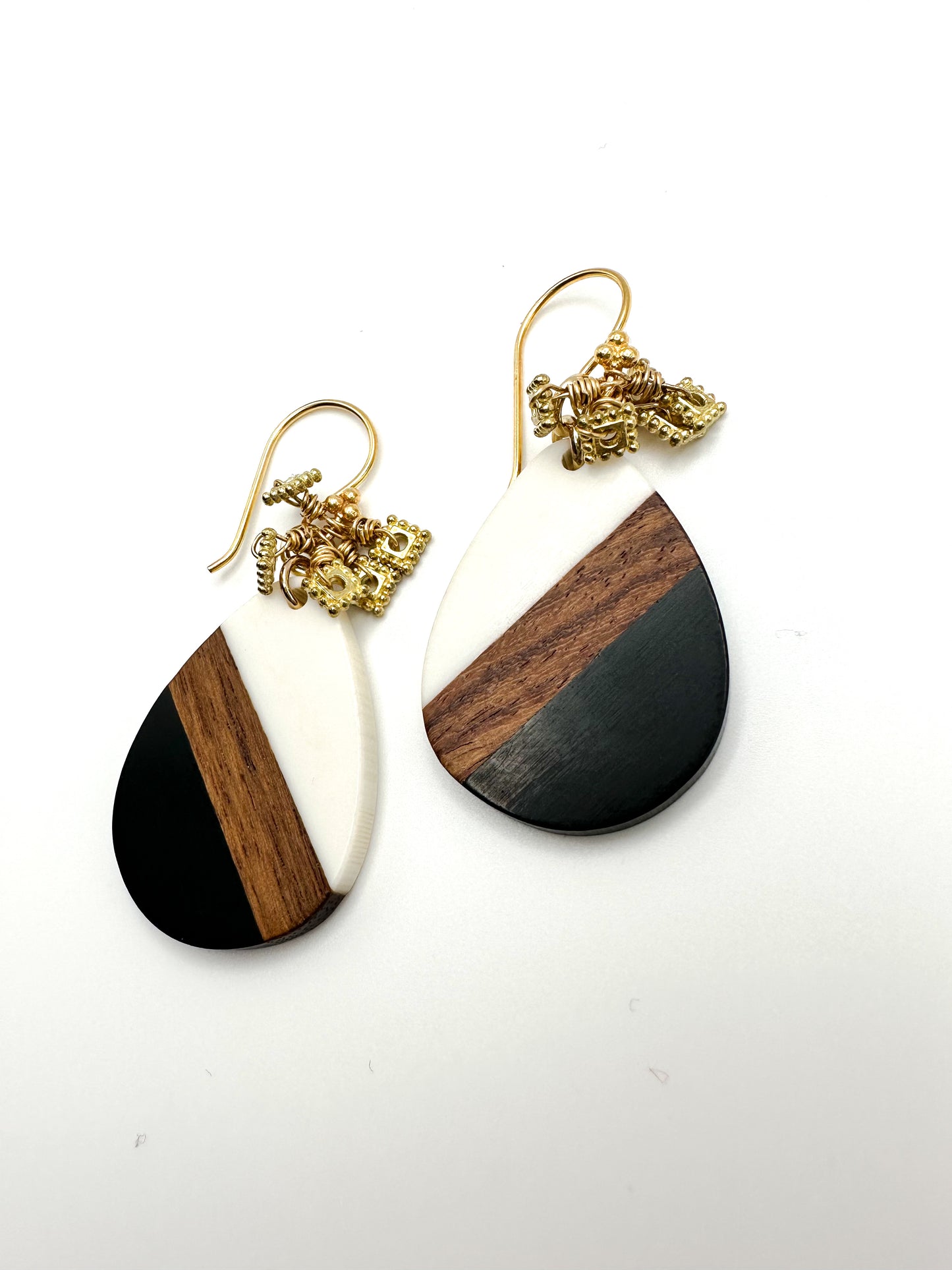 Wood and resin earrings, black and white