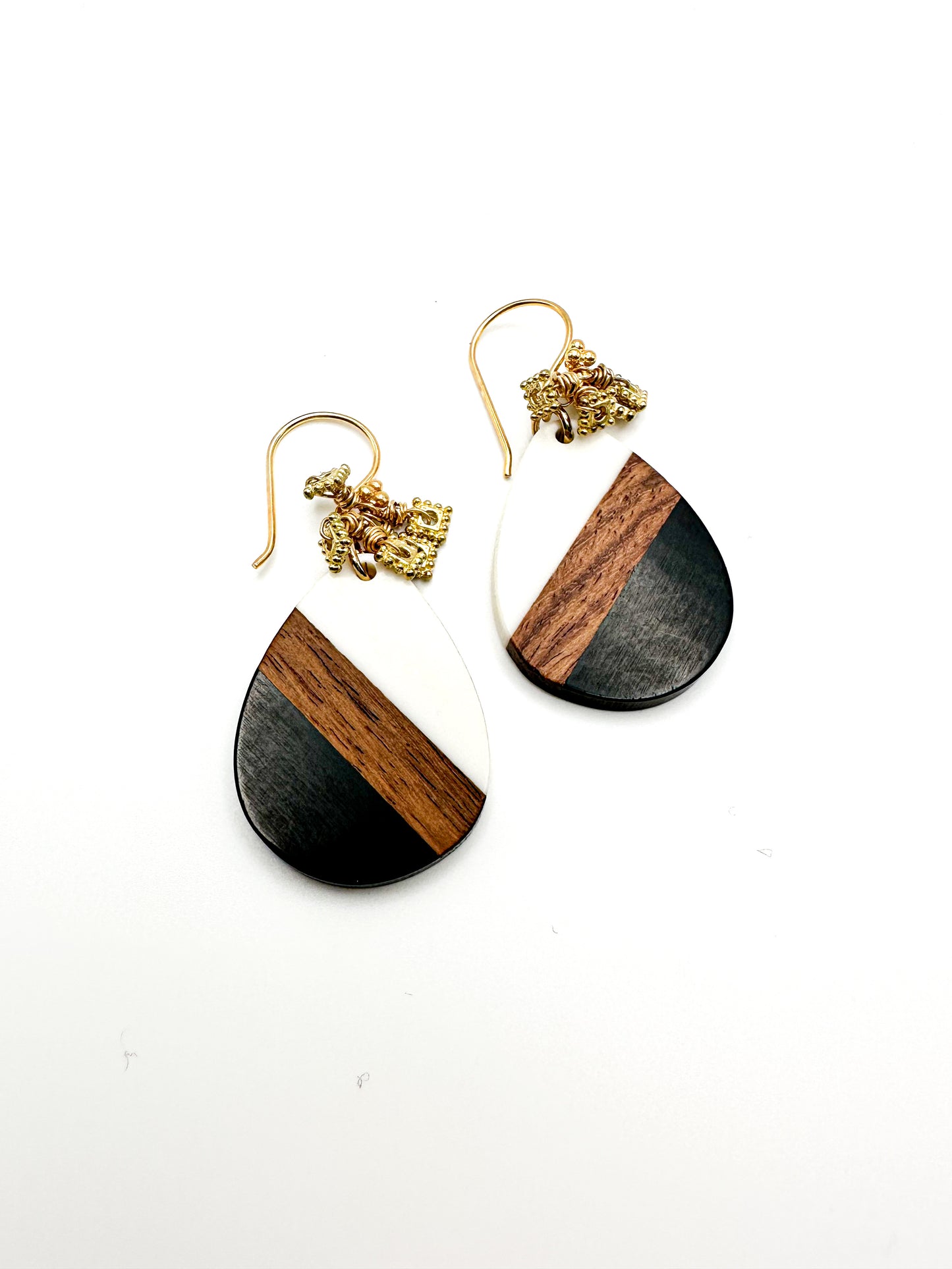 Wood and resin earrings, black and white