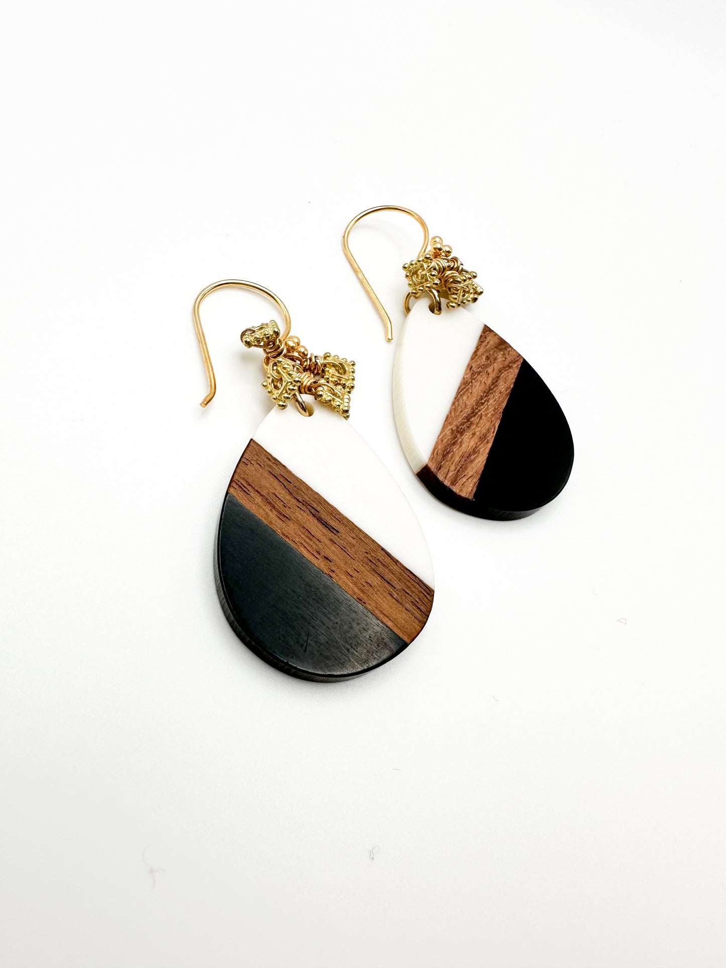 Wood and resin earrings, black and white